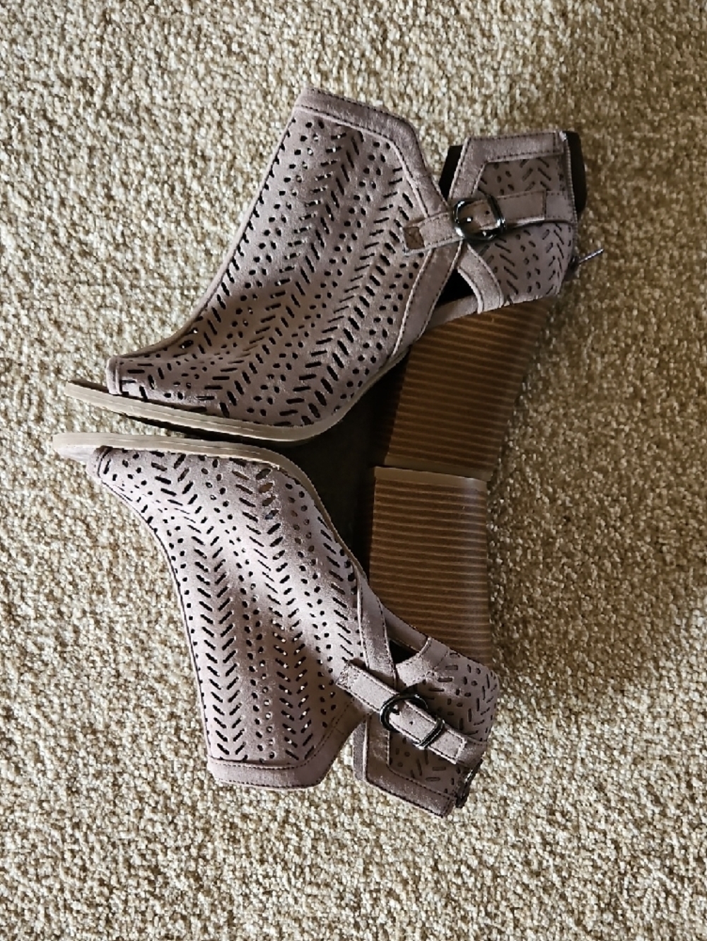 Cupid Size 8.5 Taupe Perforated Peep-Toe Block Heel Sandals - Picture 2 of 12